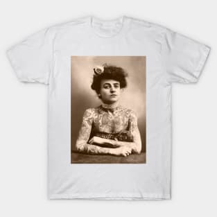 Maud Wagner, tattoo artiste (C023/2967) T-Shirt